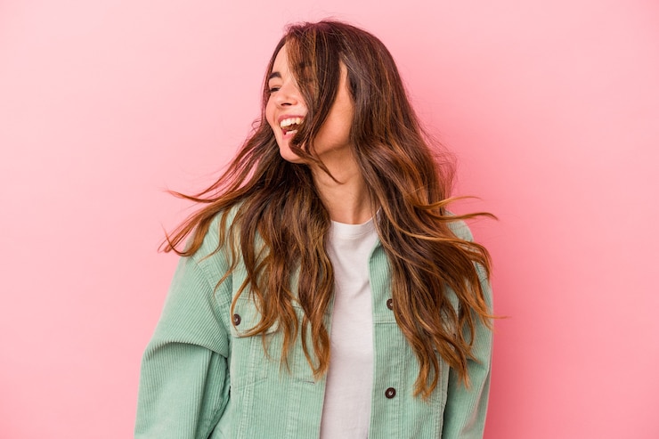 Photo young caucasian woman isolated on pink background dancing and having fun.