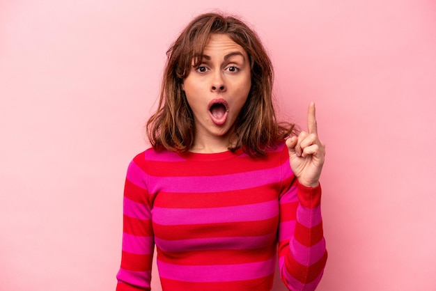 Photo young caucasian woman isolated on pink background having an idea inspiration concept