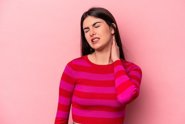 분홍색 배경에 격리된 젊은 백인 여성은 스트레스 마사지와 손으로 만지기 때문에 목이 아프다