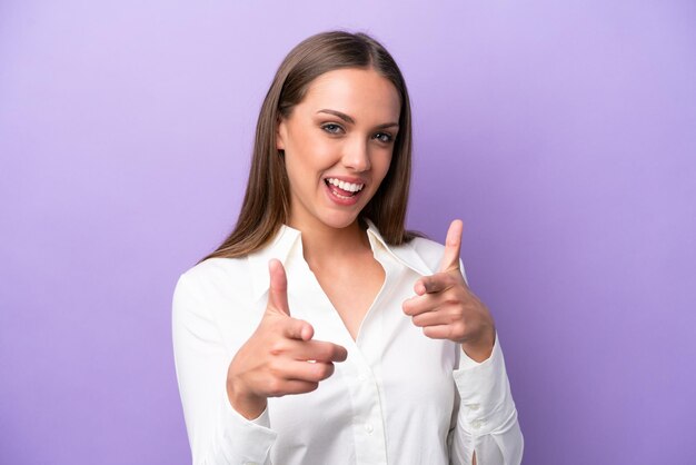 紫色の背景に前を向いて微笑む若い白人女性