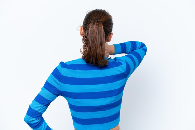 Foto giovane donna caucasica isolata su sfondo bianco in posizione posteriore e pensando