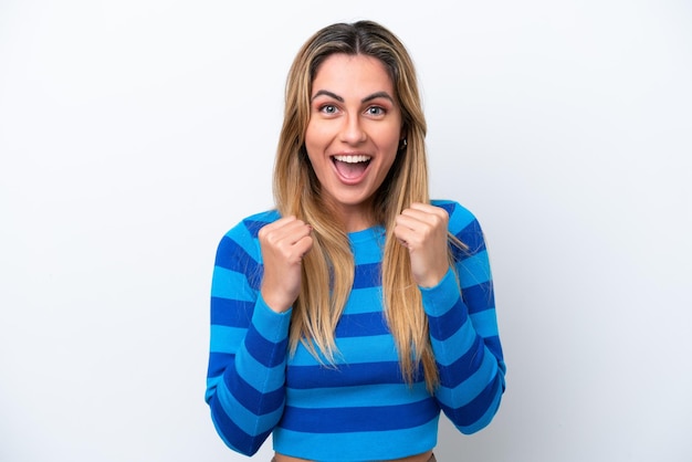 Foto giovane donna caucasica isolata su sfondo bianco che celebra una vittoria nella posizione del vincitore