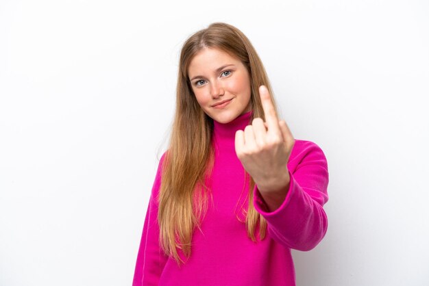 Молодая белая женщина, изолированная на белом фоне, делает жест приближения.