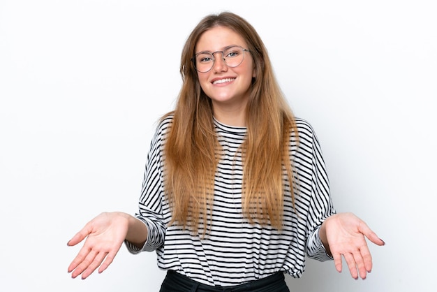 Giovane donna caucasica isolata su sfondo bianco felice e sorridente