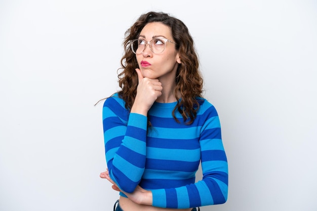 Photo young caucasian woman isolated on white background having doubts