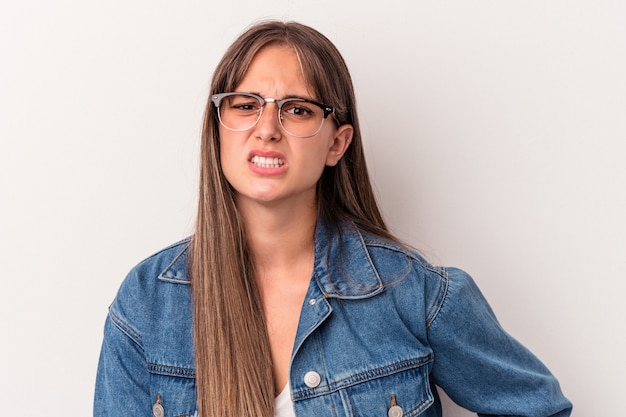 Foto giovane donna caucasica isolata su sfondo bianco con dolore al fegato, mal di stomaco.