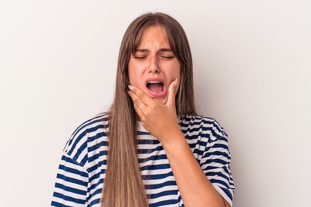 강한 치아 통증, 어금니 통증이 흰색 배경에 고립 된 젊은 백인 여자.