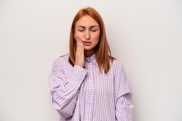 Foto giovane donna caucasica isolata su sfondo bianco con un forte dolore ai denti, dolore molare.