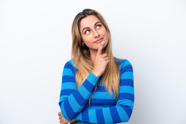 Foto giovane donna caucasica isolata su sfondo bianco alzando lo sguardo mentre sorride