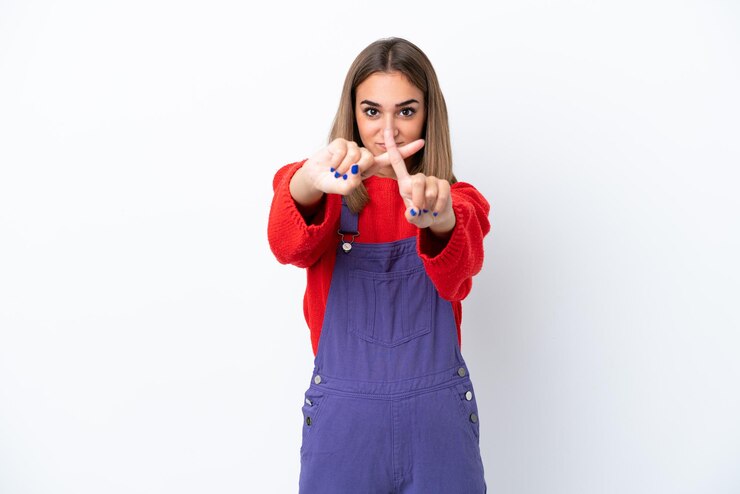 फोटो young caucasian woman isolated on white background making stop gesture with her hand to stop an act