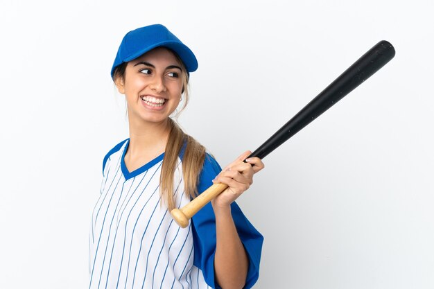 Giovane donna caucasica isolata su sfondo bianco che gioca a baseball