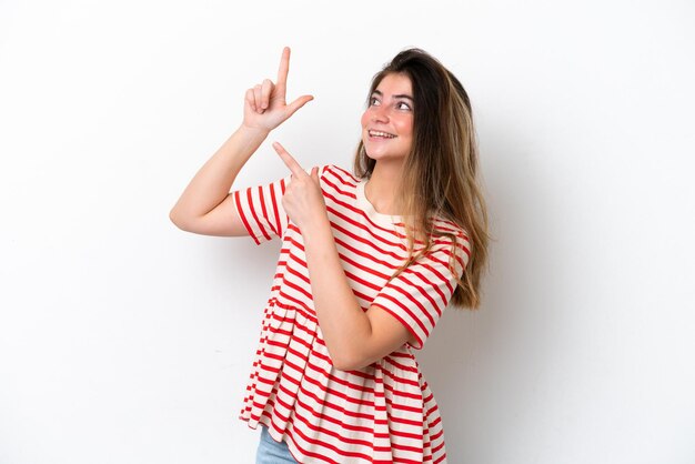 Foto giovane donna caucasica isolata su uno sfondo bianco che indica con l'indice una grande idea