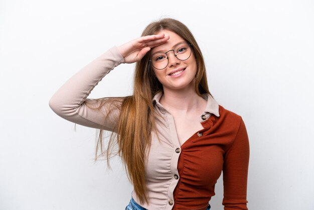 Foto giovane donna caucasica isolata su fondo bianco che saluta con la mano con espressione felice