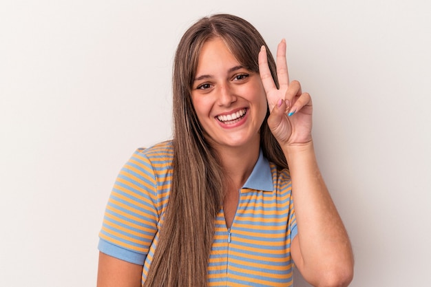 Foto giovane donna caucasica isolata su sfondo bianco che mostra il numero due con le dita.