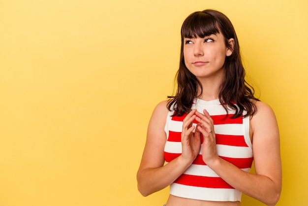 Foto giovane donna caucasica isolata su sfondo giallo che compongono il piano in mente, la creazione di un'idea.