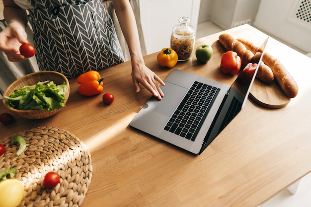 Photo young caucasian woman in the modern kitchen