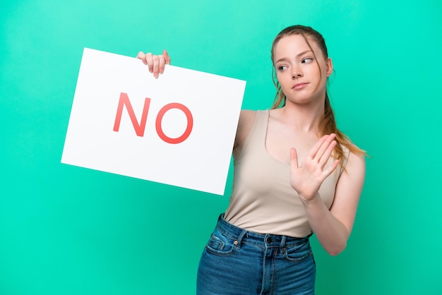 写真 孤立した背景に若い白人女性