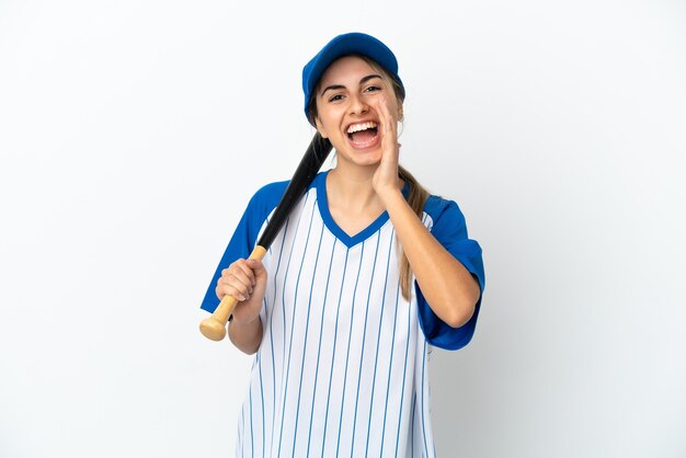 Photo young caucasian woman playing baseball isolated on white background shouting with mouth wide open