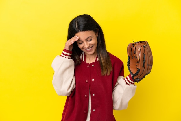 Foto giovane donna caucasica che gioca a baseball isolata su fondo giallo che ride