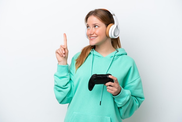 素晴らしいアイデアを指す白い背景に分離されたビデオ ゲーム コントローラーで遊ぶ若い白人女性