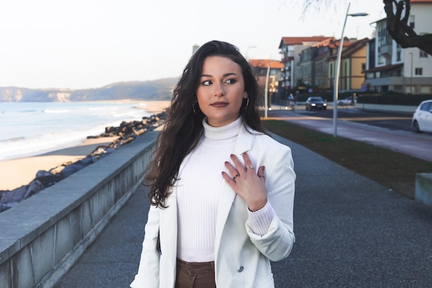 Photo young caucasian woman portrait at the beach promenade hendaia basque country