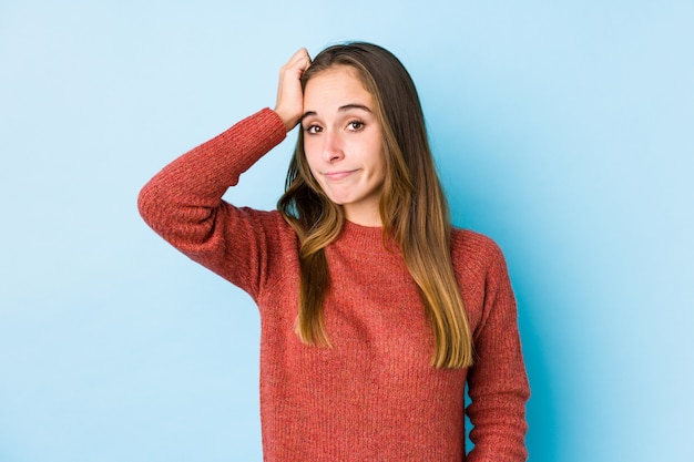 Foto giovane donna caucasica in posa isolata essere scioccata, ha ricordato un incontro importante.