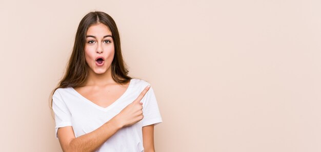 Foto giovane posa caucasica della donna isolata indicando il lato