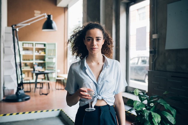 Photo young caucasian woman posing in modern pub