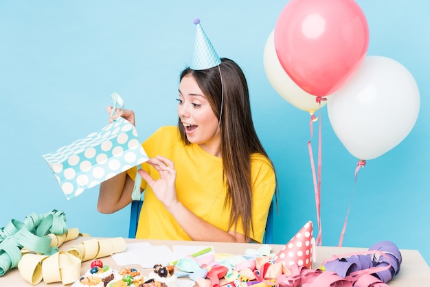 写真 誕生日パーティーを準備する若い白人女性