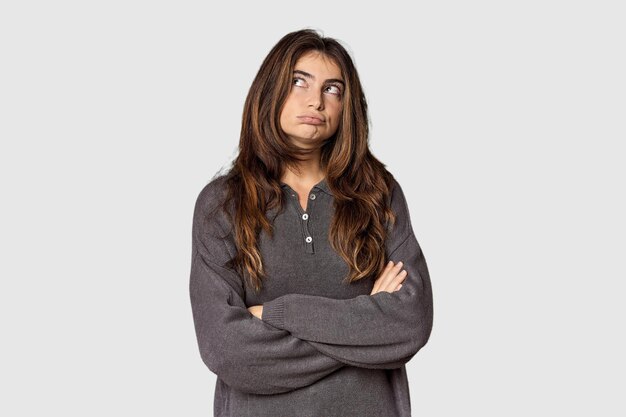 Photo young caucasian woman in studio setting tired of a repetitive task
