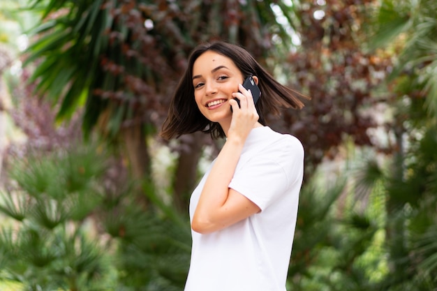 Young caucasian woman using a phone at outdoors