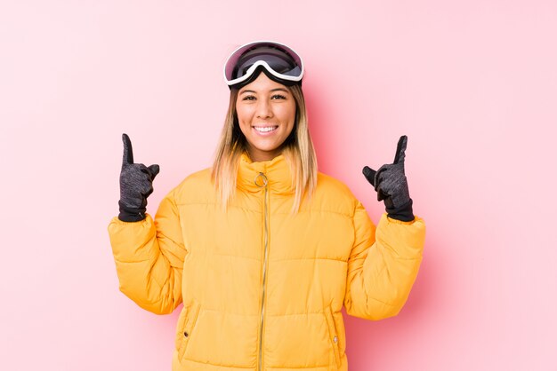 Photo young caucasian woman wearing a ski clothes in pink