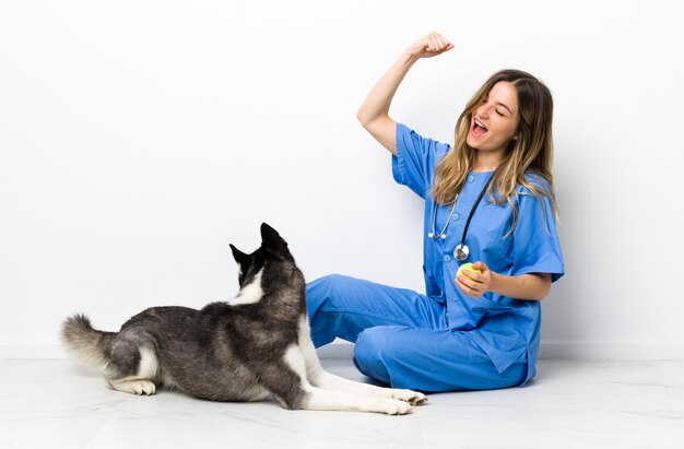 孤立した壁の上の犬を持つ若い白人女性