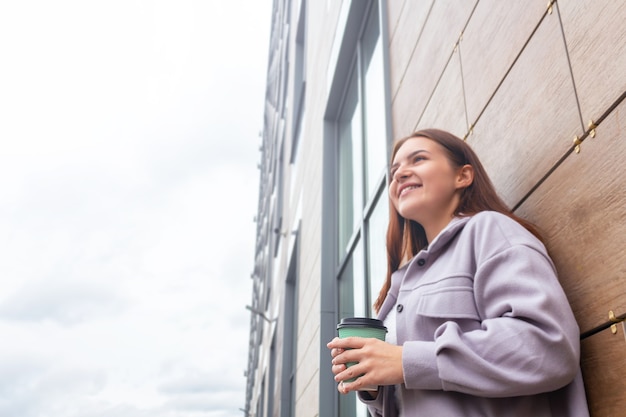 Foto giovane donna caucasica con un bicchiere di caffè