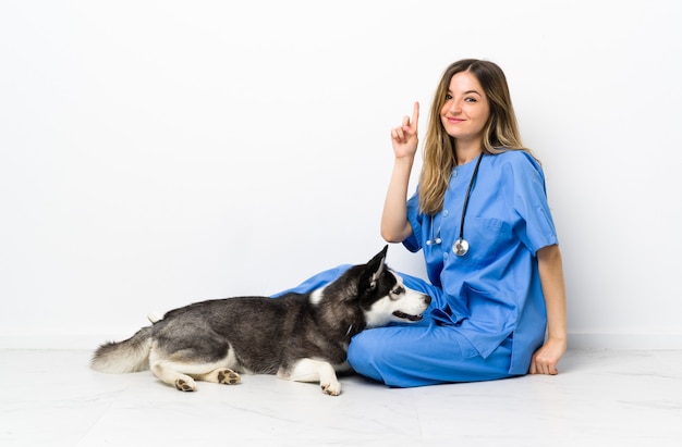 彼女の犬と若い白人女性