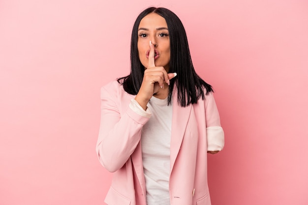 Photo young caucasian woman with one arm isolated on pink background keeping a secret or asking for silence.