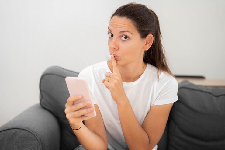電話を持つ若い白人女性。