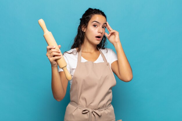 驚いて、口を開けて、ショックを受けて、新しい考えを実現している若いコーカサスの女性