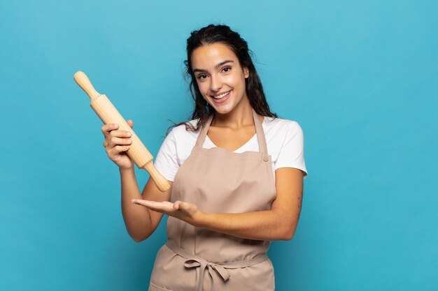 陽気な笑顔、幸せを感じ、手のひらでコピースペースでコンセプトを示す若いコーカサス女性