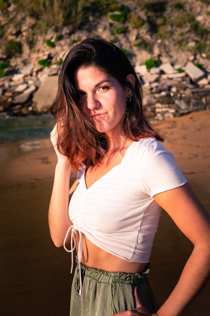 Giovane ragazza caucassiana possing in spiaggia.