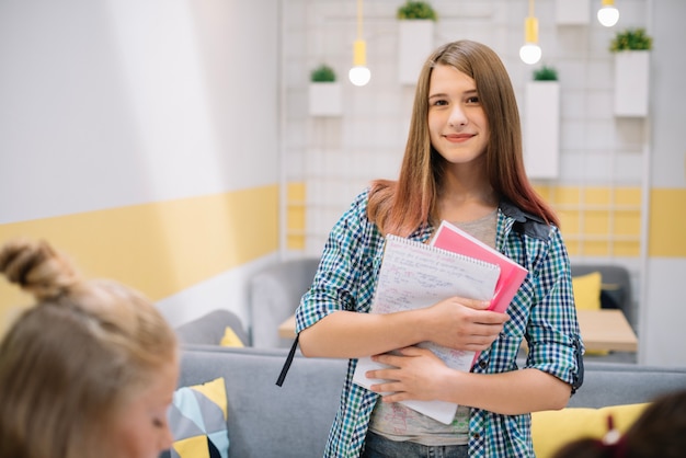 Foto giovane studentessa affascinante con libri