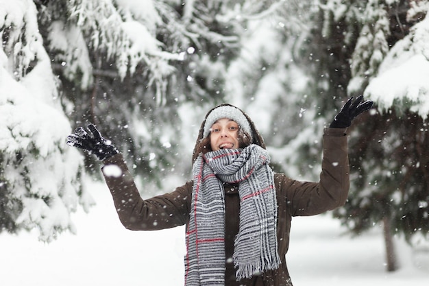 雪が降ってうれしい若い陽気な女性