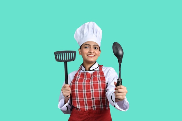 Foto giovane chef ragazza vestito bianco con strumenti modello pakistani indiano