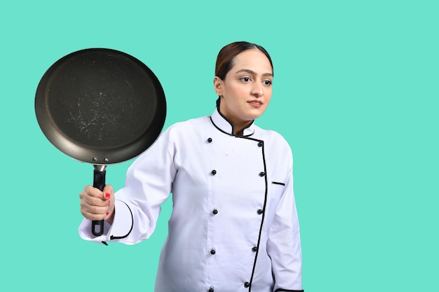 молодой шеф-повар девушка в белом наряде держит кастрюлю индийская пакистанская модель