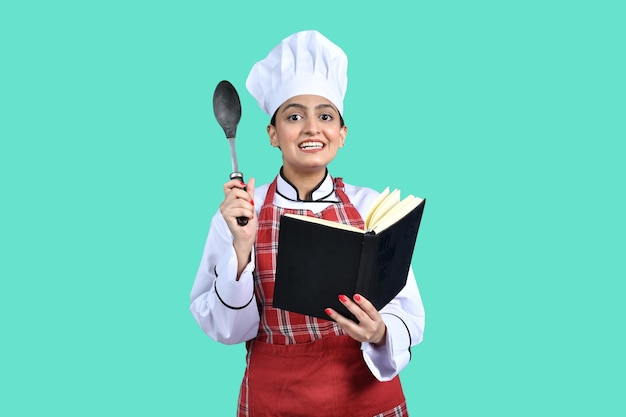 Giovane chef ragazza vestito bianco lettura cibo ricetta modello indiano pakistani