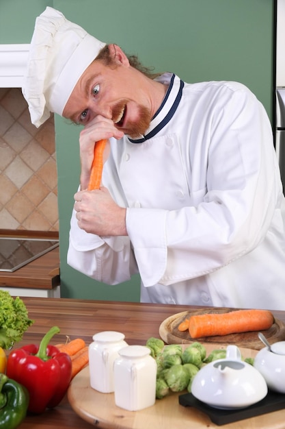 Foto giovane chef che prepara il pranzo in cucina