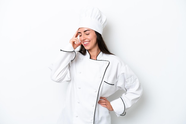 Молодой шеф-повар женщина над белым фоном смеется