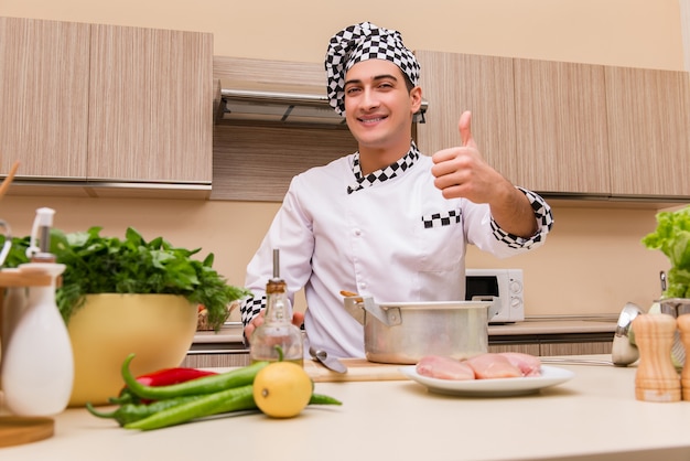 Молодой шеф-повар работает на кухне