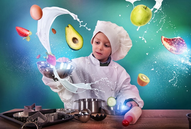 Foto lo chef del bambino prepara una nuova ricetta magica