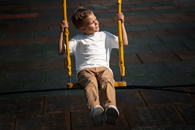 写真 屋外の遊び場で楽しんでいる幼い子供